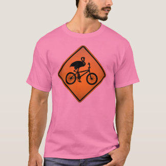 Flamingo op fietswaarschuwingsbord t-shirt