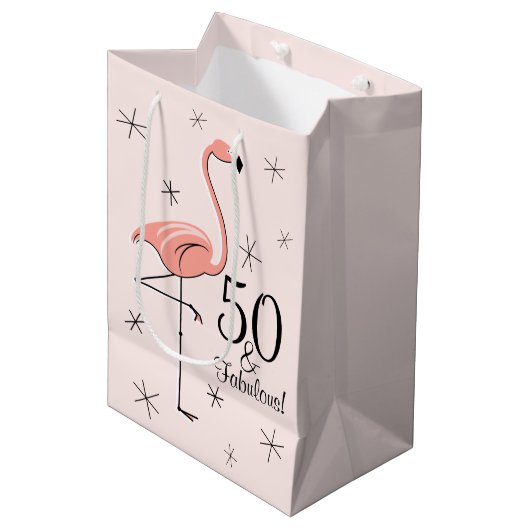 Flamingo Pink '50 and Fabulous!' cadeautas medium (Voorkant Gekanteld)