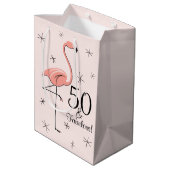 Flamingo Pink '50 and Fabulous!' cadeautas medium (Achterkant Gekanteld)
