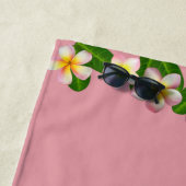 Flamingo & Plumeria Flowers op Roos Gold Pink Strandlaken (In situ)