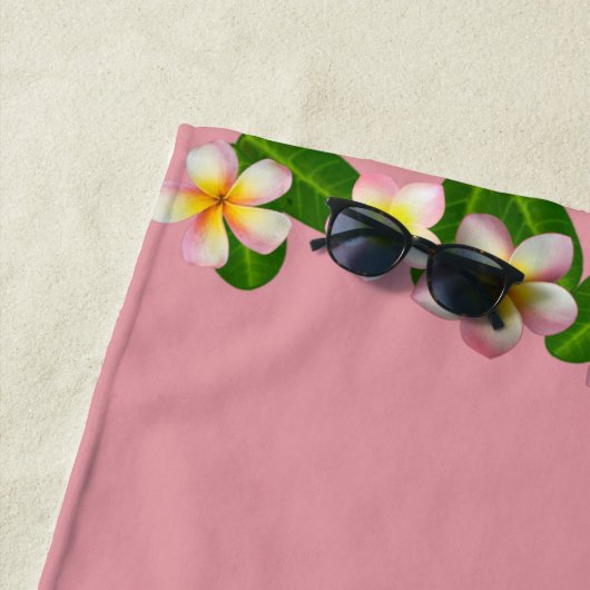 Flamingo & Plumeria Flowers op Roos Gold Pink Strandlaken (In situ)