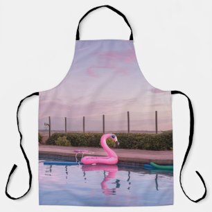 Flamingo-waterboer in zwembad schort