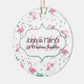 Flamingos en Palm Trees Eerste kerstmonogram Keramisch Ornament (Links)