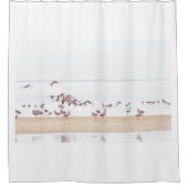 Flamingos lopen en vliegen naar het strand. douchegordijn (Voorkant)