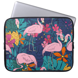 Flamingos op een achtergrond van tropische bladere laptop sleeve