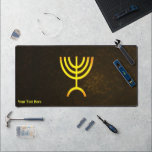 Flamme de Menorah<br><div class="desc">Un rendu numérique brun et or de la menorah juive à sept branches (hébreu : מְ נ וֹ רָ ). Customisez en ajoutant votre propre texte. La menorah à sept branches, utilisée dans le sanctuaire portatif mis en place par Moïse dans le désert et plus tard dans le Temple de...</div>