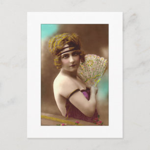 flapper meisje in paars met een waaier briefkaart