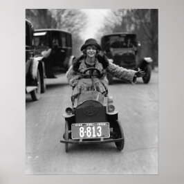 Flapper rijdende pedaloauto, 1924. Oude foto Poster