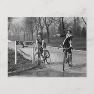 Flappermeisjes die fietsen, 1925 briefkaart