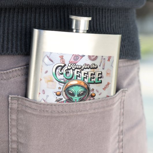 Flasque Alien ici pour le café (En situation)