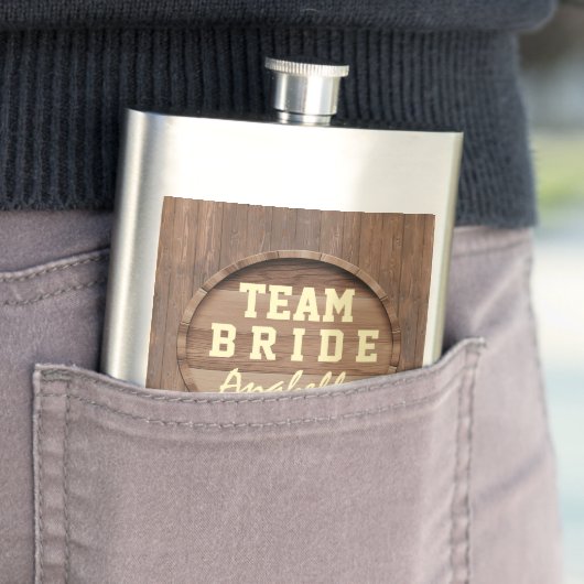 Flasque Baril rustique en bois en faveur mariage TEAM BRID (En situation)