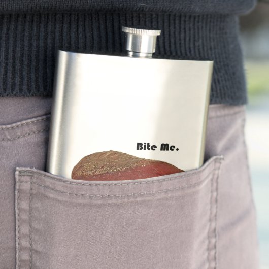 Flasque Bite Me Funny Steak Beef Pun Joke (En situation)