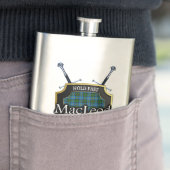 Flasque Bouclier et épées écossais de tartan de MacLeod de (En situation)