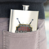 Flasque Bouclier et épées écossais de tartan de McFarland (En situation)