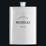 Flasque Cadeau masculin vintage de Groomsman personnalisé<br><div class="desc">Ce flacon élégant et classique de regard fait le cadeau parfait de garçon d'honneur pour votre mariage ! Son nom apparaît en texte noir et vintage de style,  avec son titre pour le mariage aussi bien que la date,  parce que un souvenir qu'il aimera.</div>