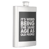 Flasque C'Est Étrange D'Être Le Même Âge Que Les Personnes (Droite)