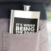 Flasque C'Est Étrange D'Être Le Même Âge Que Les Personnes (En situation)