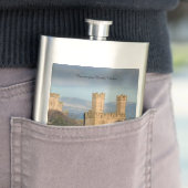 Flasque Château de Caernarfon au Pays de Galles. (En situation)