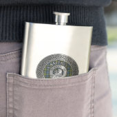 Flasque Clan Campbell Crest & Tartan Knot Flask (En situation)