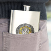 Flasque Clan MacLeod Crest & Tartan Knot Flask (En situation)