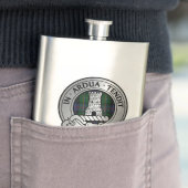 Flasque Clan Malcolm Crest & Tartan (En situation)