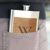Flasque Classy Monogrammé Initial Brown Faux Cuir (En situation)