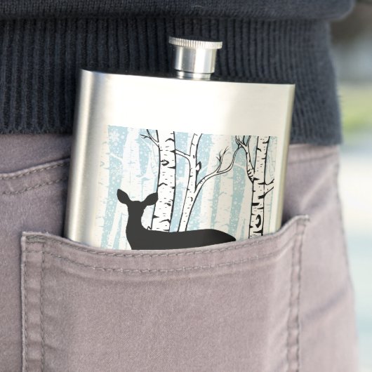 Flasque Daine un cerf commun dans la forêt de bouleau sur (En situation)