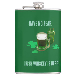 Flasque enveloppée de vinyle Irish Whiskey Is Here