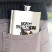 Flasque Facilement distrait par les chats et la bière (En situation)