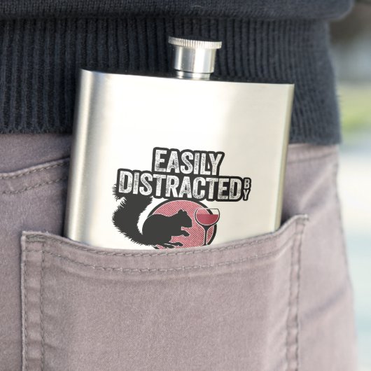 Flasque Facilement distrait par les écureuils et le vin (En situation)