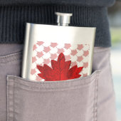 Flasque Feuille d'érable du Canada par Shirley Taylor (En situation)