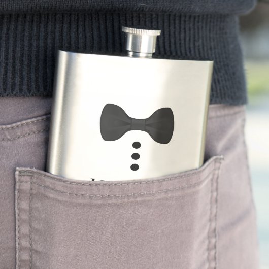 Flasque Fun Black Cravate Tuxedo Groomsman Silver Flask (En situation)