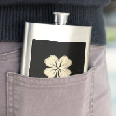 Flasque Irlandais Lucky Four Leaf Clover | Nom Noir Classi (En situation)