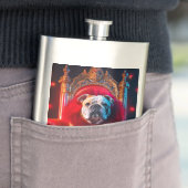 Flasque King Winnie Le Bulldog Sur Son Trône (En situation)