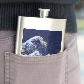 Flasque Le grand Hokusai Wave Chrome Carbon Aspect (En situation)