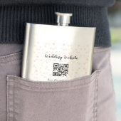 Flasque Le site web mariage scanner code QR pour les détai (En situation)