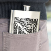 Flasque Lettre N Monogramme médiéval Art Nouveau (En situation)