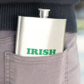 Flasque Lettres vertes irlandaises de la Saint-Patrick (En situation)