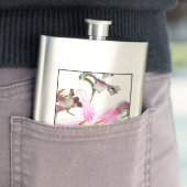 Flasque Lily rose | Fleur Lily rose sur argent (En situation)