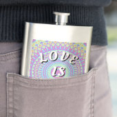Flasque Love Is Love Fierté  (En situation)