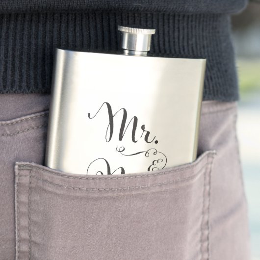 Flasque M. et Mme Fancy Script Flask (En situation)