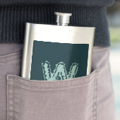 Flasque Monogramme déplaisant vert à la menthe sur bleu pr (En situation)