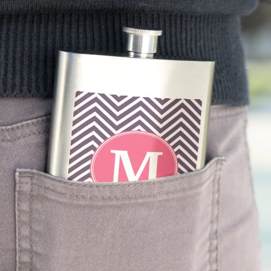 Flasque Motif Chevron avec Monogramme - rose violet (En situation)