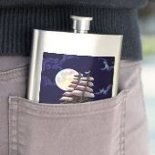 Flasque Navire illuminé sur l'océan sous la lune (En situation)