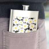 Flasque Négative Space Daisies blanc jaune sur noir (En situation)