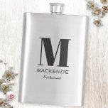 Flasque Nom du monogramme de la servante<br><div class="desc">La typographie moderne minimaliste monogramme design qui peut être modifié pour personnaliser. Parfait pour remercier votre bonne d'honneur pour toute l'aide et le soutien qu'elle a apportés pour rendre votre mariage extraordinaire.</div>