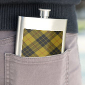 Flasque Plaque noire jaune tartan MacLeod (En situation)