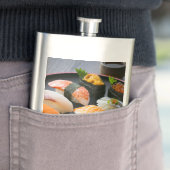 Flasque Refined Pour – Elegant Round Sushi Flask (En situation)