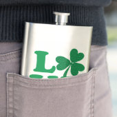 Flasque Shamrock d'amour (En situation)