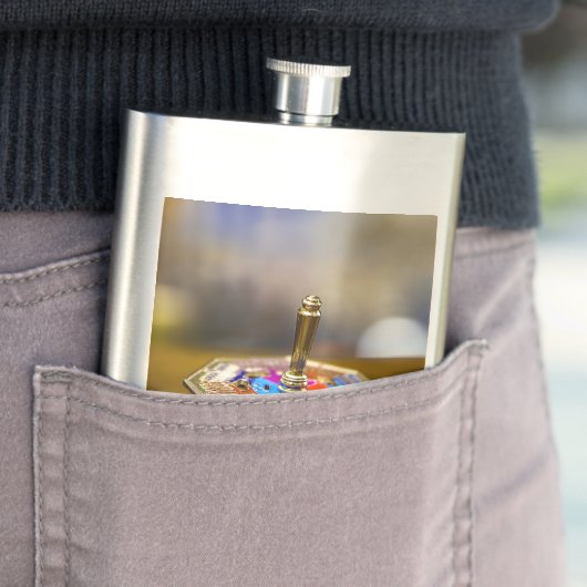 Flasque SlipperyJoe Hanukkah dreidel gift octagonal base b (En situation)